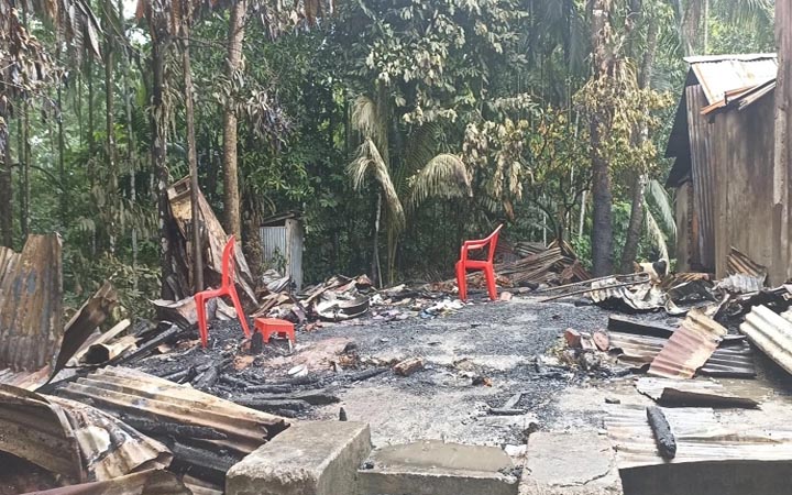 আগুনে পুড়ে দুই পরিবারের ৫০ লাখ টাকার ক্ষতি